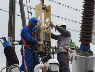 世界最高特高壓電網鐵塔螺山長江大跨越塔組立過半