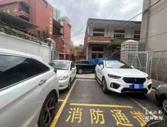 昆明一小區(qū)停車(chē)場(chǎng)突然被賣(mài)了？業(yè)主被迫將車(chē)停在消防通道